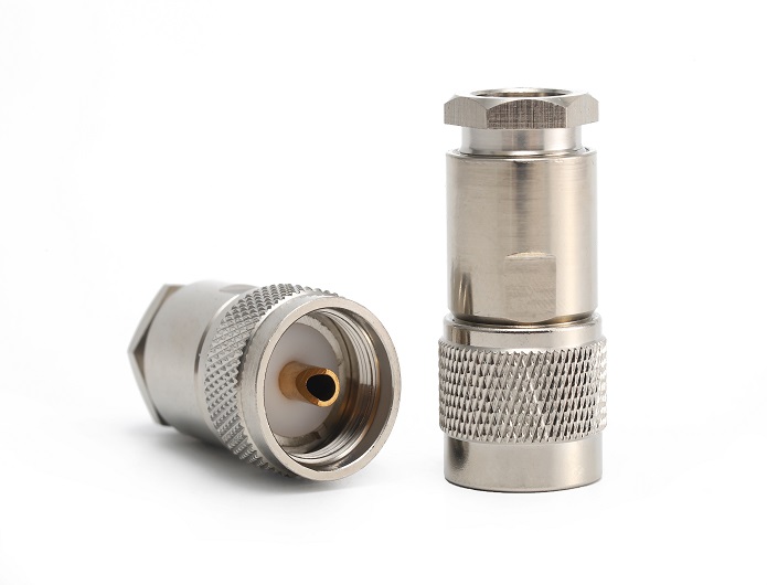用于 RG214 电缆的 UHF 公头连接器