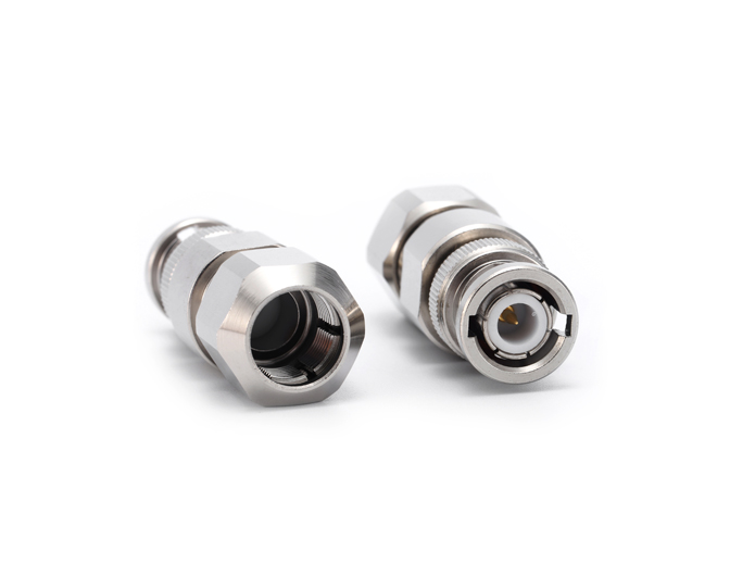 用于 LMR400 电缆夹的 BNC 直通公头连接器