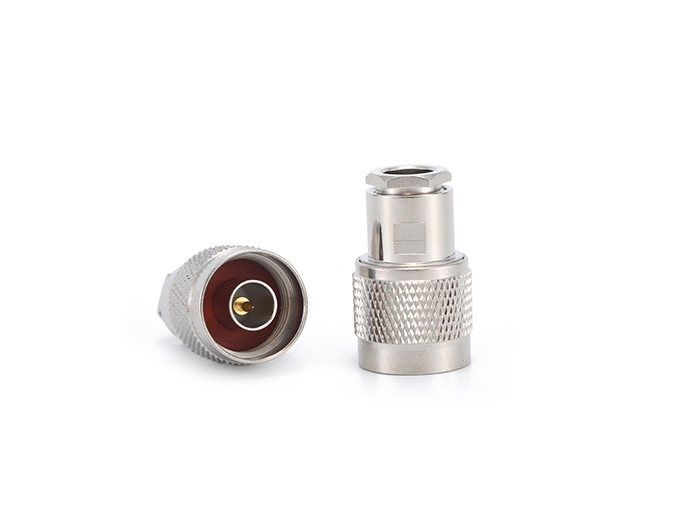 用于 LMR300 电缆的 N 型公头连接器，推入式夹紧