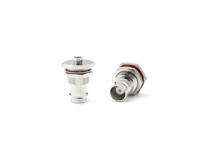 用于 LMR141 电缆的 BNC 母头隔板连接器