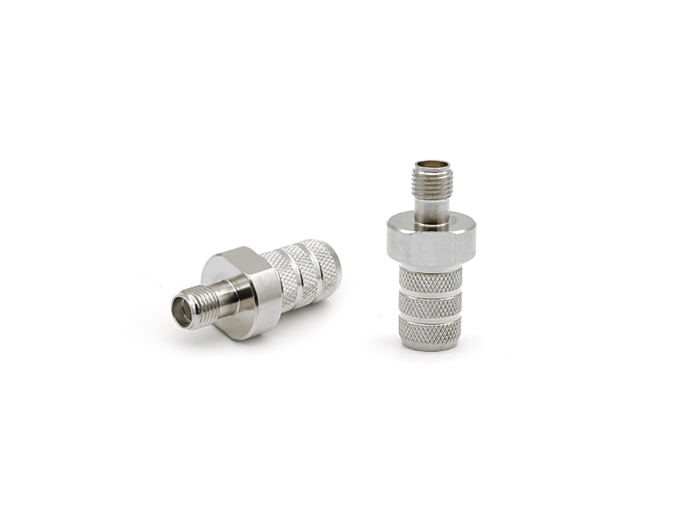 用于 LMR400 电缆的 SMA 直插式母头连接器